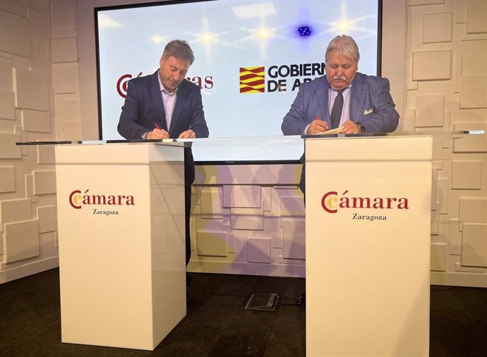 José Luis Soro y Manuel Teruel, durnate la firma del convenio.