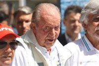 Juan Carlos I se dispone a seguir desde una lancha de apoyo la navegación del 'Bribón' en Sanxenxo (Pontevedra)