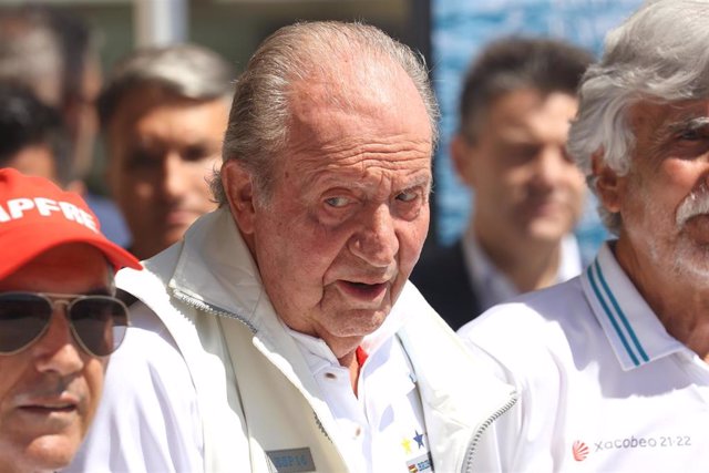 El Rey Juan Carlos posa a su llegada al Náutico, a 20 de mayo de 2022, en Sansenxo (España).