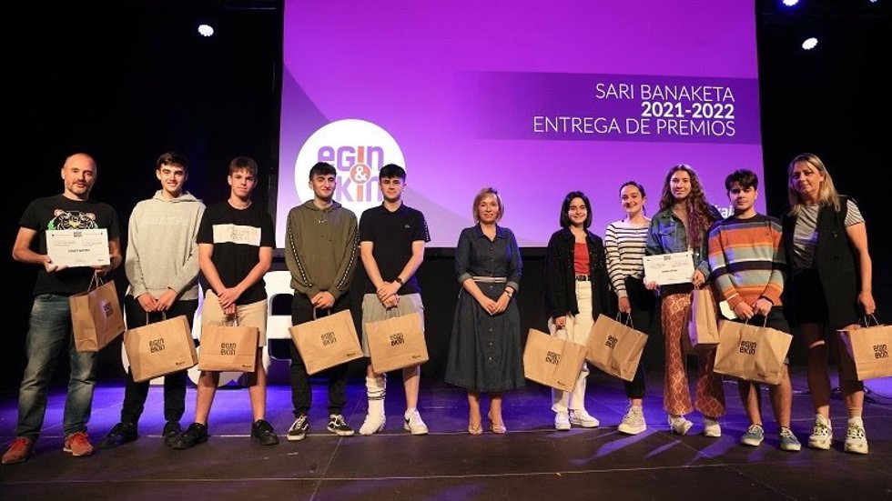 Entrega de premios a los participantes en el programa Egin eta Eki