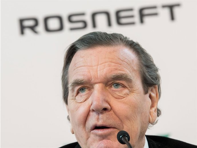 Archivo - FILED - 22 January 2018, Brandenburg, Schwedt: Gerhard Schroeder, former German Chancellor and head of the supervisory board of the Russian oil company Rosneft, speaks during a press conference at the PCK refinery. Photo: Patrick Pleul/dpa-Zen