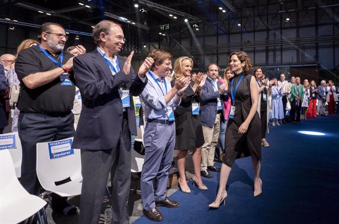 Miembros del PP aplauden a la presidenta de la Comunidad de Madrid, Isabel Díaz Ayuso, a su llegada a la primera jornada del XVII Congreso del Partido Popular de Madrid