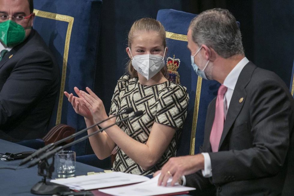 Archivo - El Rey Felipe VI (d) y la Princesa de Asturias, Leonor de Borbón, durante la ceremonia de entrega de los Premios Princesa de Asturias 2021 en el Teatro Campoamor, a 22 de octubre de 2021, en Oviedo.