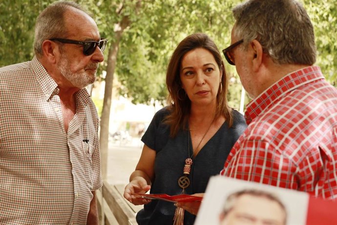 Isabel Ambrosio reparte propaganda electoral.