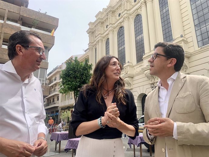 La secretaria general del PP de Andalucía y candidata número uno del PP por la provincia de Huelva a las elecciones andaluzas del 19 de junio, Loles López, en su visita al centro de Huelva.