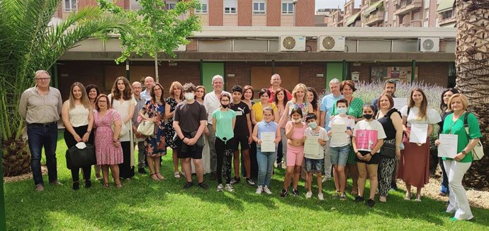 La delegada territorial de Educación y Deporte de la Junta en Córdoba, Inmaculada Troncoso, junto a los premiados en el XXV Concurso de Periódicos y Revistas Escolares.