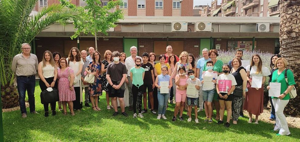 La delegada territorial de Educación y Deporte de la Junta en Córdoba, Inmaculada Troncoso, junto a los premiados en el XXV Concurso de Periódicos y Revistas Escolares.