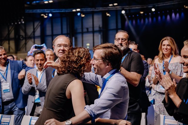 El alcalde de Madrid, José Luis Martínez-Almeida, abraza a la presidenta de la Comunidad de Madrid, Isabel Díaz Ayuso, en  la primera jornada del XVII Congreso del Partido Popular de Madrid