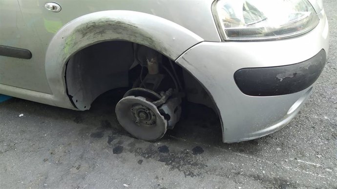 Coche circulando sin una rueda