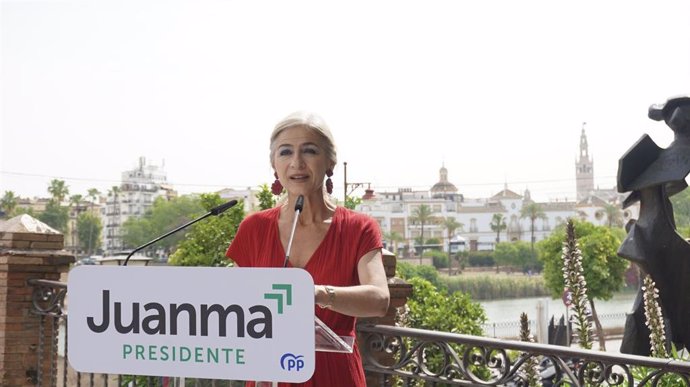 La número 1 del PP por la provincia de Sevilla, Patricia del Pozo, en el Altozano de Sevilla.