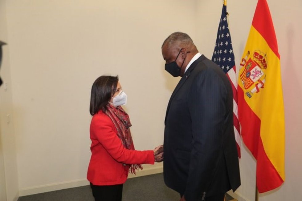 Archivo - El secretario de Defensa de Estados Unidos, Lloyd Austin, y la ministra de Defensa, Margarita Robles
