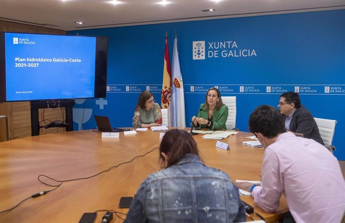 La conselleira de Infraestruturas e Mobilidade, Ethel Vázquez, junto con la directora de Augas de Galicia, Teresa Gutiérrez, y el gerente de la entidad Gonzalo Mosqueira.