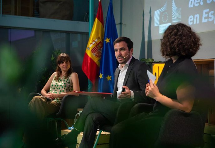 (I-D) La economista, Bibiana Medialdea; el ministro de Consumo, Alberto Garzón y la co-autora del informe, Esther Sanyé-Mengual  en la presentación del informe Sostenibilidad del Consumo en España, a 20 de mayo de 2022, en Madrid (España)