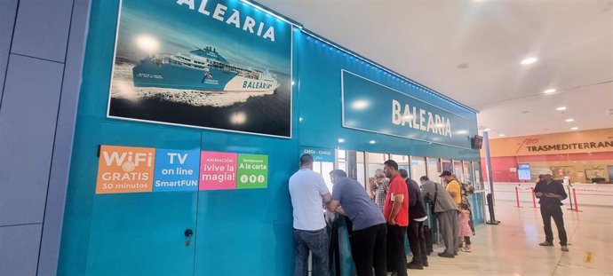 Pasajeros en la Estación Marítima de Almería