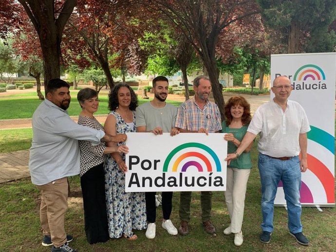 Gómez (centro), entre Rodríguez y Larios, con otros integrantes de la candidatura de Por Andalucía en Córdoba.