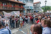 Cientos de personas se concentran en Reocín para condenar la "brutal agresión" a un joven del municipio