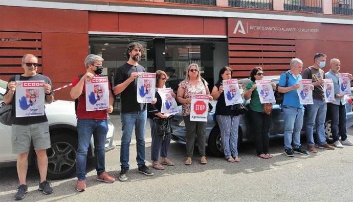 Concentración de CCOO en la sede del Distrito Sanitario Sevilla Norte.