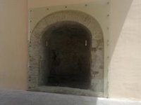 El Ayuntamiento de Sevilla instala un vidrio de alta seguridad en la cámara de guardia del Arco de la Macarena