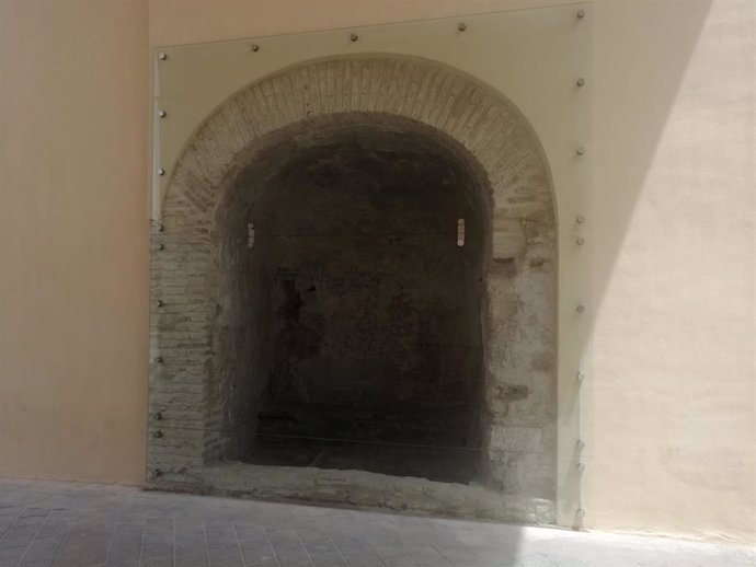 Un vidrio de alta seguridad en la cámara de guardia del interior del Arco de la Macarena garantiza al mismo tiempo su visión y protección.