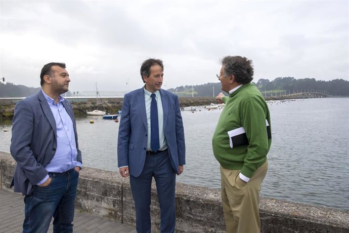 El consejero de Obras Públicas, Ordenación del Territorio y Urbanismo, José Luis Gochicoa, supervisa las obras de conservación, mantenimiento estructural y mejora de la seguridad vial del puente sobre la ría de Cubas