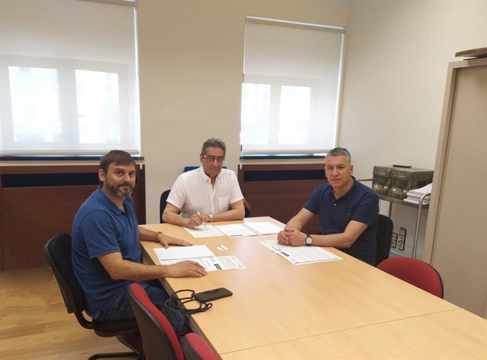 El portavoz del grupo municipal de VOX en el Ayuntamiento de Zaragoza, Julio Calvo, en una reunión con los delegados de la Policía Local del sector de Administración Local, Enrique Peralejo Sanz, y de CSIF Zaragoza, Raúl Torres Gamarra