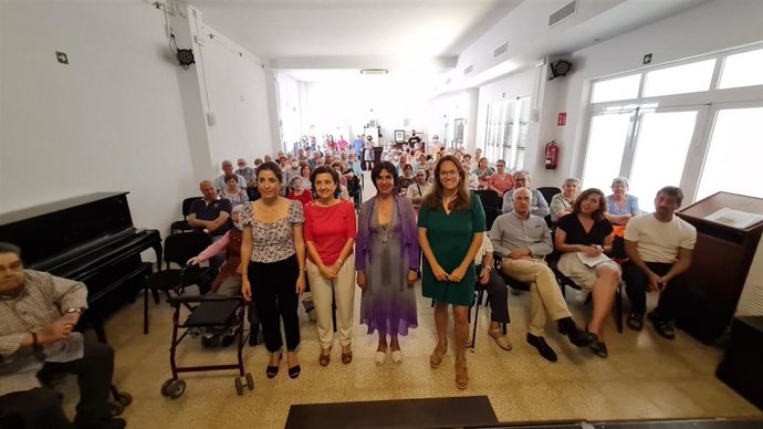 Presentan a los vecinos de Es Migjorn Gran el diseño de la futura residencia.