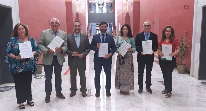 Cardenete firma con los sindicatos el primer convenio colectivo de los profesores de religión de Secundaria