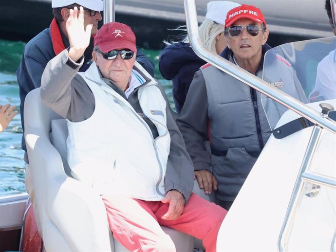 Don Juan Carlos, con Pedro Campos en una lancha motora antes de subirse al 'Bribón' para volver a la competición