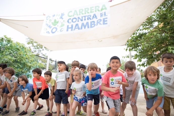 Niños participan en la Carrera contra el Hambre.