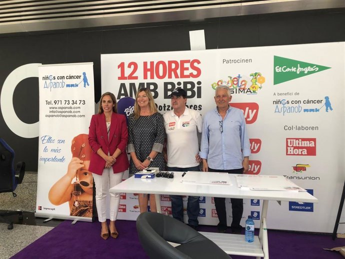 Archivo - La consellera de Salud y Consumo, Patricia Gómez, junto al presidente de Aspanob, Jaume Coll, y el dibujante Bibi.