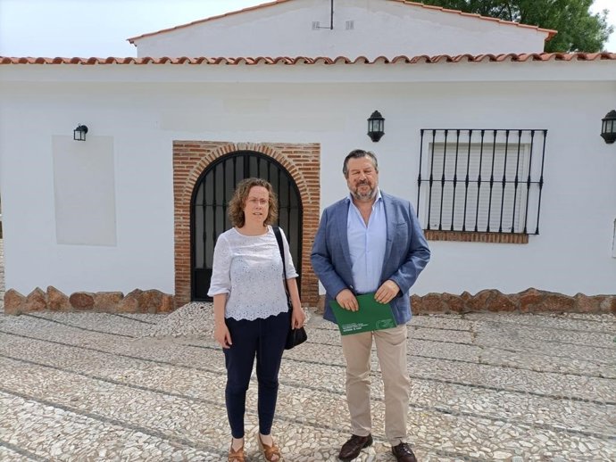 El delegado de Regeneración, Justicia y Administración Local de la Junta en Huelva, Alfredo Martín, y  la alcaldesa de Cumbres de Enmedio, María Reyes Páez.
