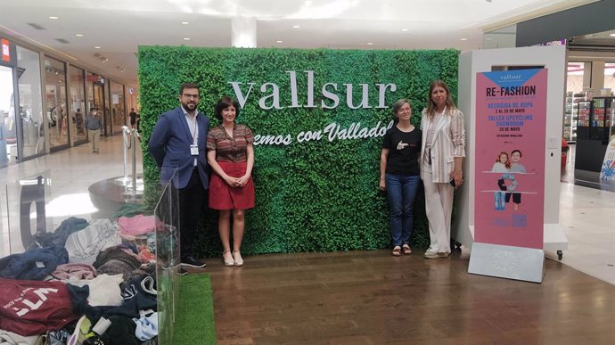 Iniciativa de Cáritas 'Re-fhasion' para dar una segunda vida a las prendas en el centro comercial Vallsur de Valladolid