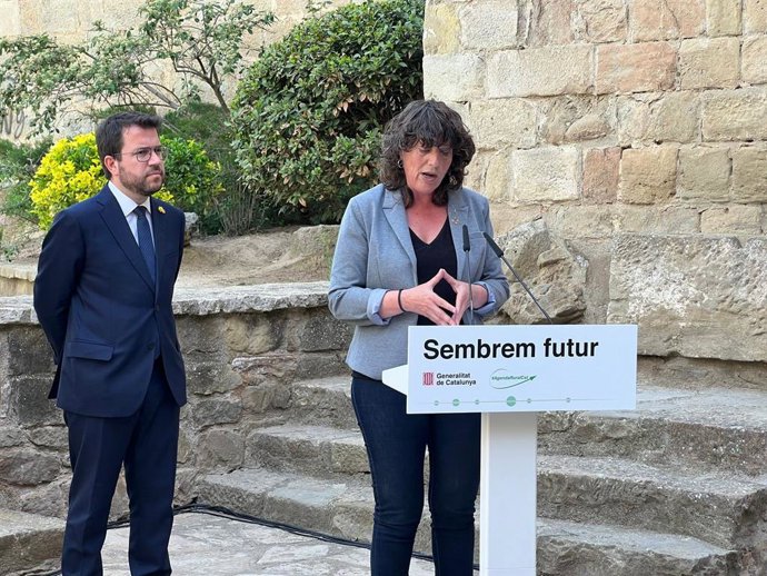 El president de la Generalitat, Pere Aragons, escolta la consellera d'Acció Climtica, Ramaderia i Pesca de la Generalitat, Teresa Jord.