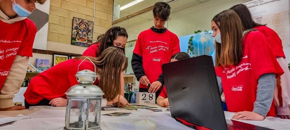 Aurora León y Marta de la Cuadra, ganadoras de la 61 edición del concurso de relato corto de Coca-Cola en Baleares.