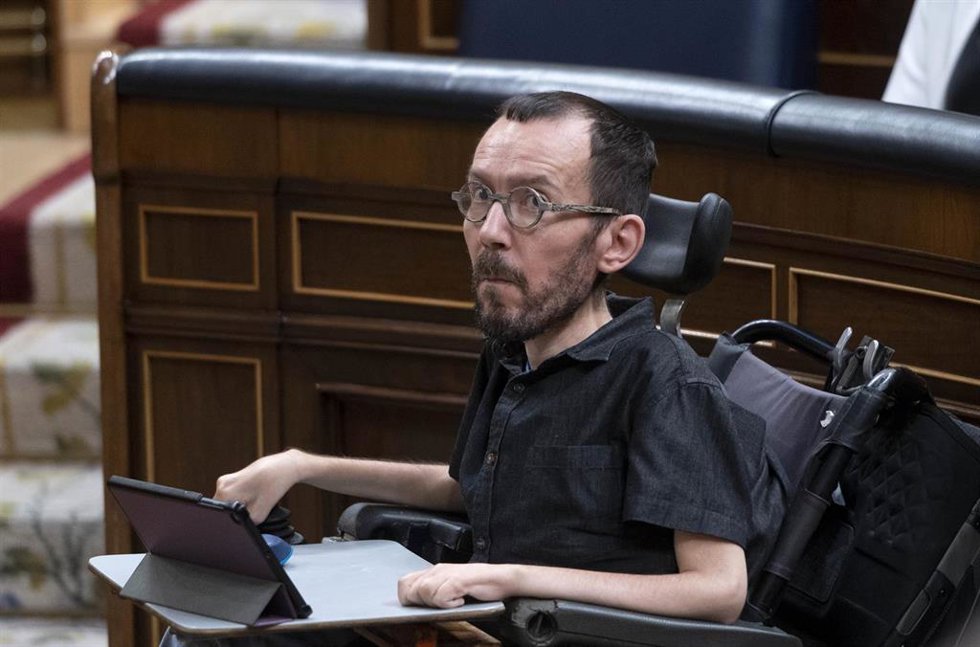 El portavoz de Unidas Podemos en el Congreso, Pablo Echenique, a su llegada a una sesión plenaria, en el Congreso de los Diputados, a 18 de mayo de 2022, en Madrid (España). 