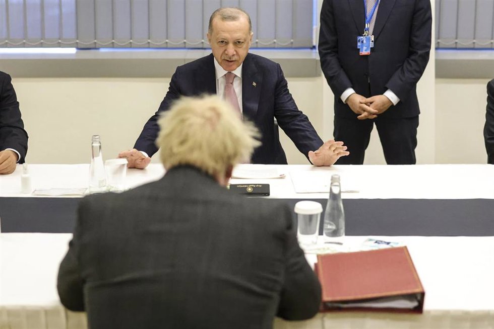 Archivo - El presidente de Turquía, Recep Tayyip Erdogan, habla con Boris Johnson en Bruselas 