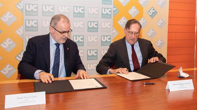 Momento de la firma de la extensión del convenio entre la Universidad de Cantabria y el Banco Santander.