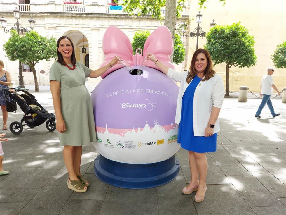 Iglús de personajes Disney en la Plaza Nueva para fomentar el reciclado entre niños.