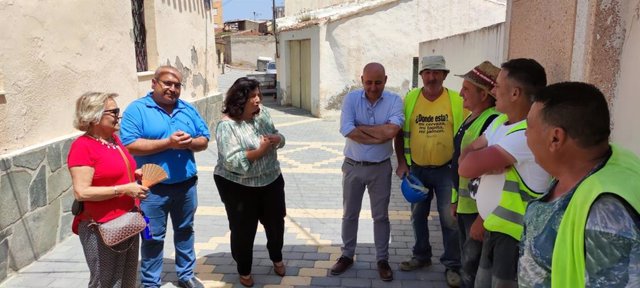 El alcalde de Huércal-Overa, Domingo Fernández, y la diputada Matilde Díaz, visitan las obras del PFEA en el municipio
