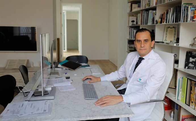 Archivo - El jefe de Servicio del Centro de Excelencia y de Cirugía del Hospital Quirónsalud Sagrado Corazón, Salvador Morales