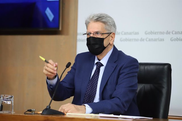 Archivo - El portavoz del Gobierno de Canarias en rueda de prensa, Julio Pérez