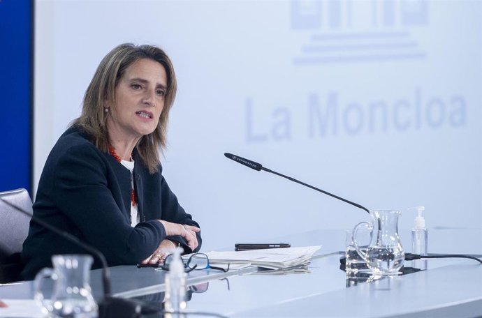 La vicepresidenta tercera y ministra para la Transición Ecológica y el Reto Demográfico, Teresa Ribera, comparece en una rueda de prensa posterior al Consejo de Ministros Extraordinario, en La Moncloa, a 13 de mayo de 2022, en Madrid (España). Durante l
