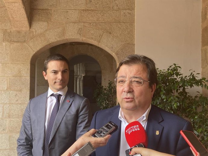 El presidente de la Junta, Guillermo Fernández Vara, y el secretario general del PSOE de Madrid, Juan Lobato, atienden a los medios tras mantener una reunión en Mérida