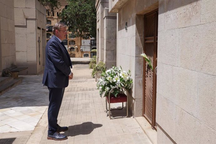 El 'president' de la Generalitat, Ximo Puig, ha rendido homenaje al escritor de Oliva depositando a los pies de su tumba flores blancas y el poemario póstumo 'Donde muere la muerte'