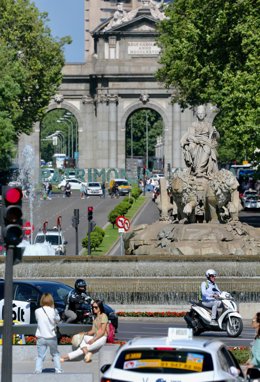 Vista de la Puerta de Alcalá el día en que España ha comenzado a sufrir un "importante" episodio cálido con temperaturas de pleno verano