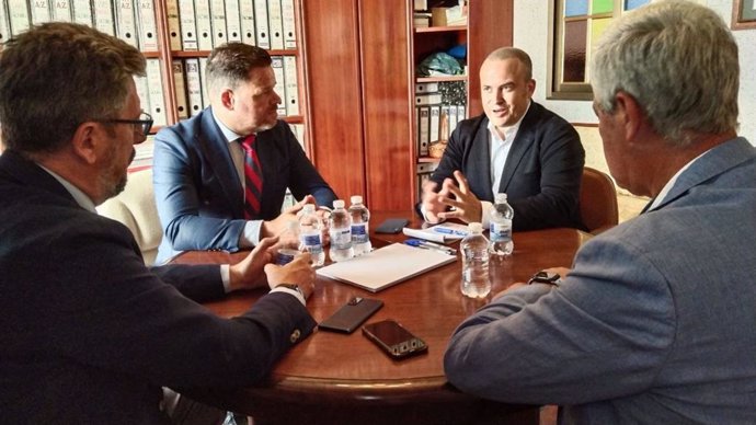 Reunión entre Ciudadanos y representantes de Obras Cristinas de Gibraleón.