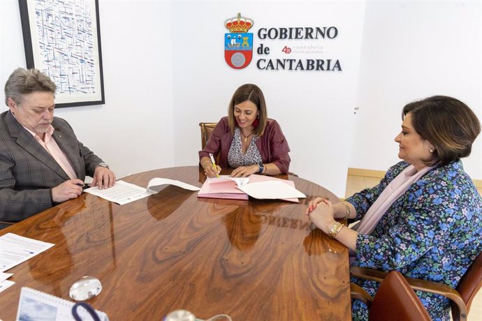 La consejera Paula Fernández Viaña y el presidente de la Casa de Cantabria en Madrid, José Manuel Conde