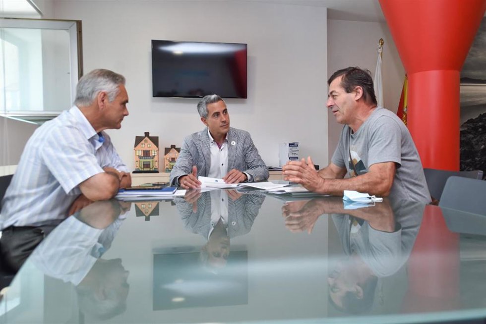 El vicepresidente y consejero de Universidades, Igualdad, Cultura y Deporte, Pablo Zuloaga, con representantes de UGAM-COAG