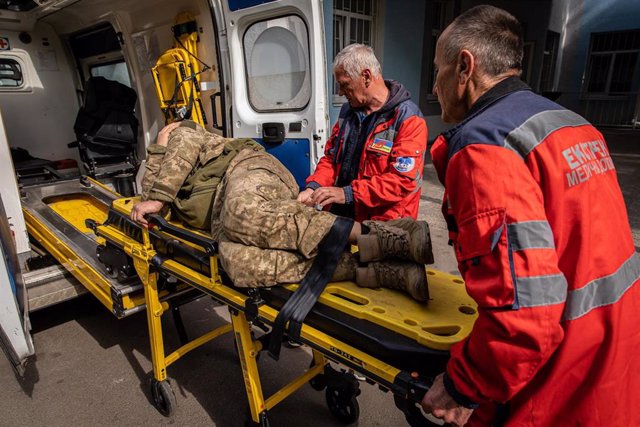 Atención médica a un militar ucraniano herido en el Donbás 