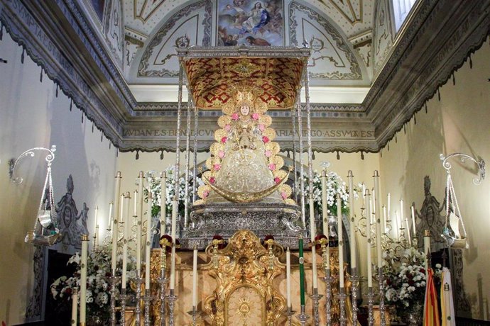 La Virgen del Rocío ya está entronizada en sus nuevas andas. Archivo. 